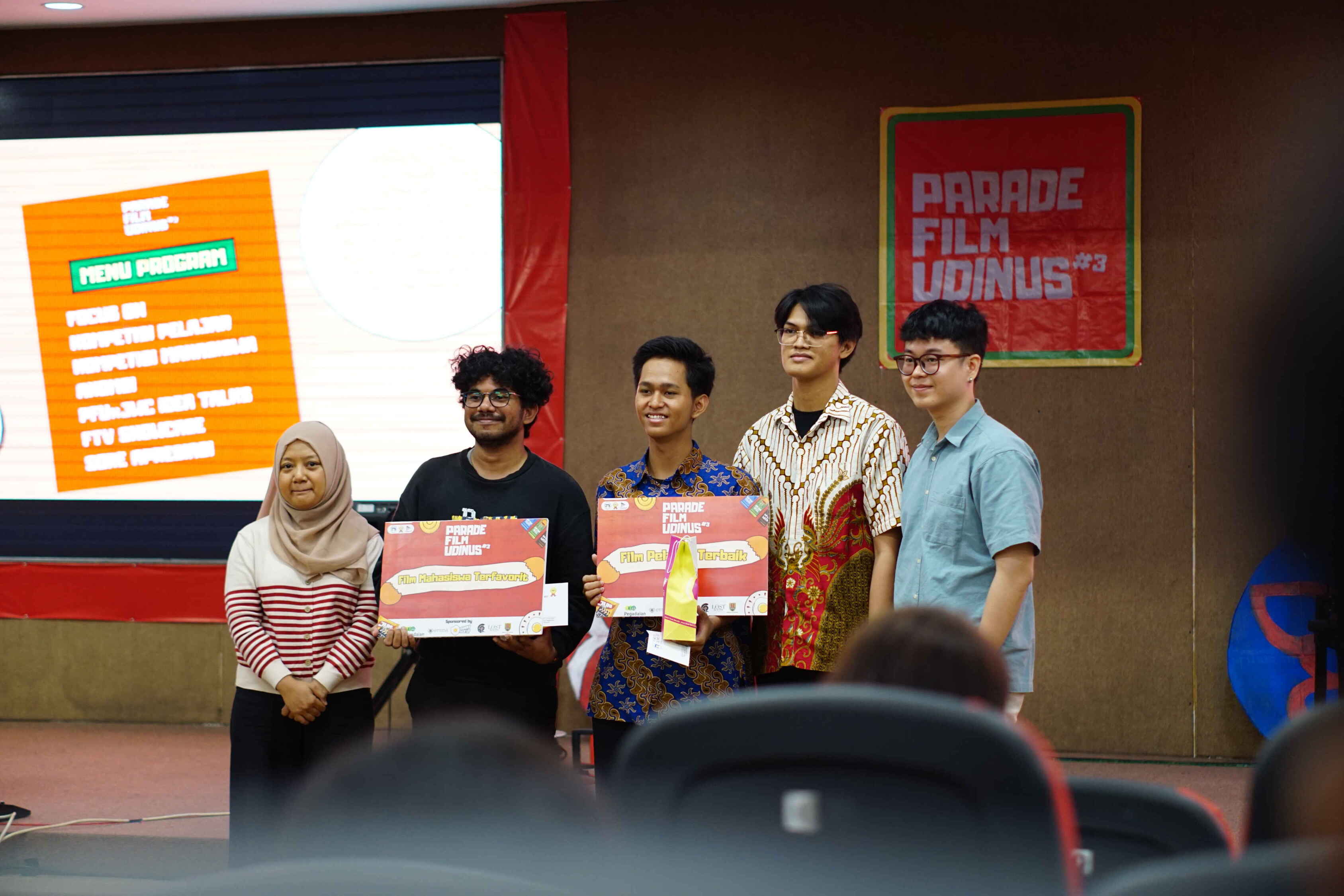 Penyerahan Penghargaan Kepada Pemenang